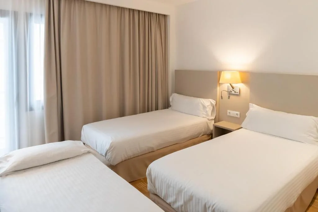 Tweepersoonskamer met balkon (3 volwassenen) — Hotel Lauria