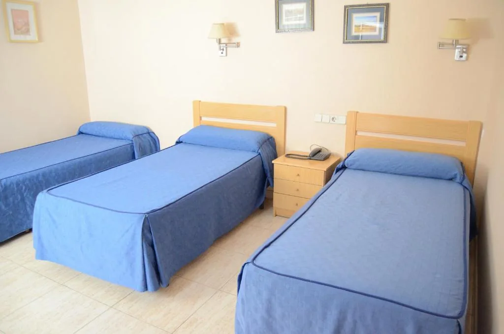 Driepersoonskamer — Hotel Legazpi