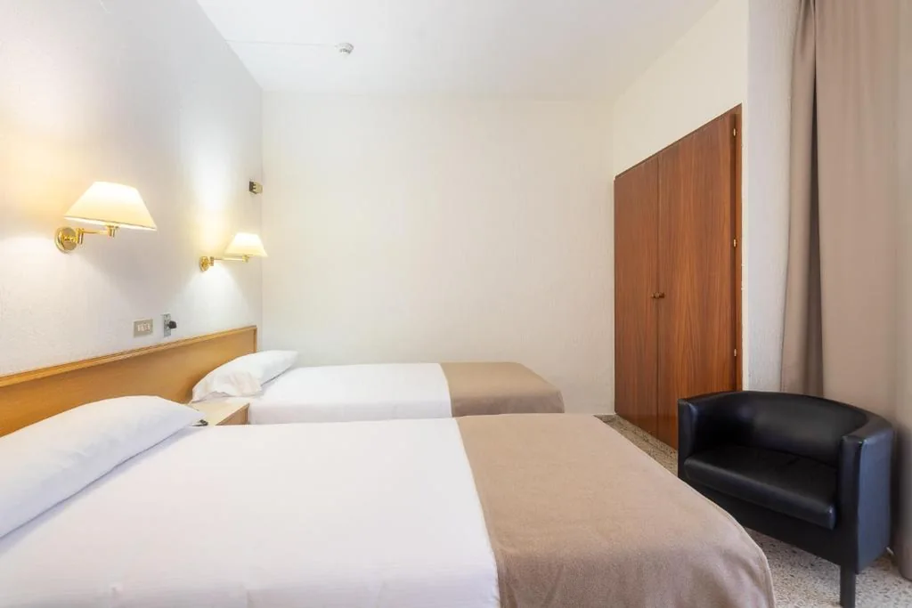 Tweepersoonskamer met 2 bedden — Hotel Leuka