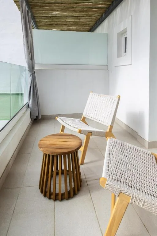 Zimmer mit extragroßem Bett und Poolblick — Hotel Levante