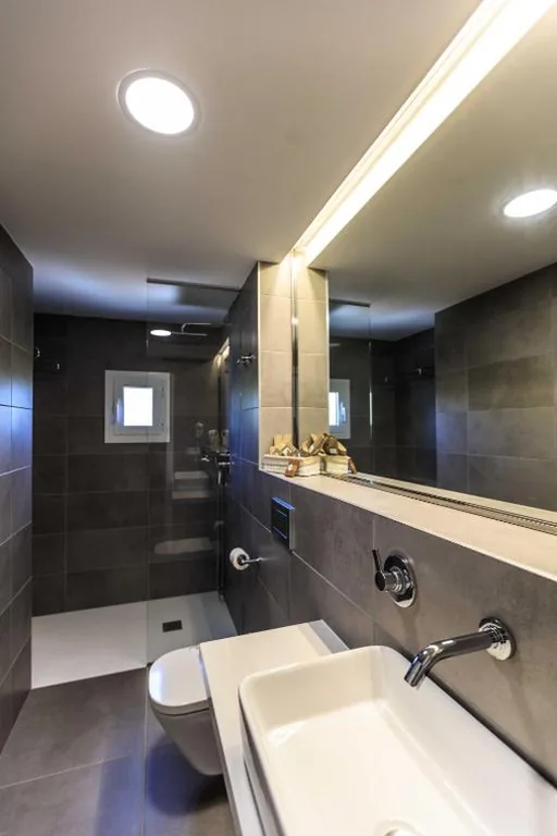 Zimmer mit großem Bett und Balkon — Hotel Levante