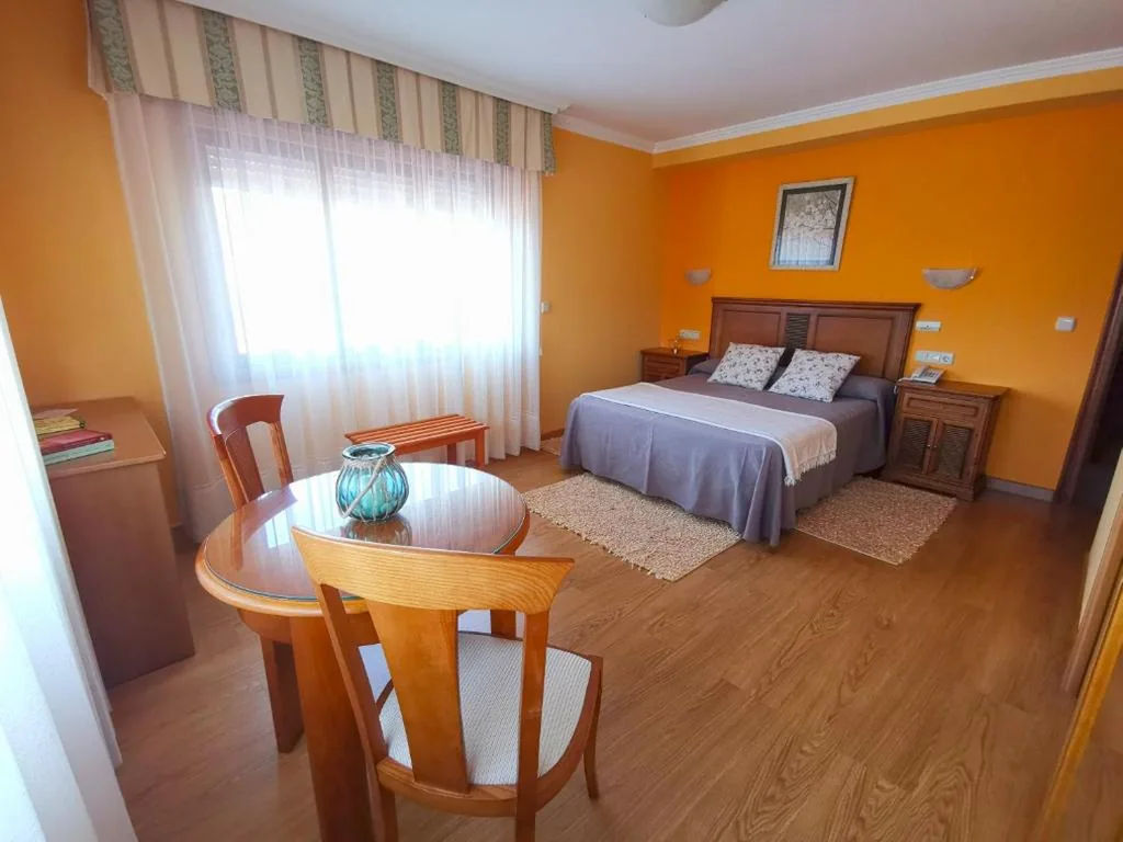 Doppelzimmer mit Balkon und Aussicht — Hotel Liñares