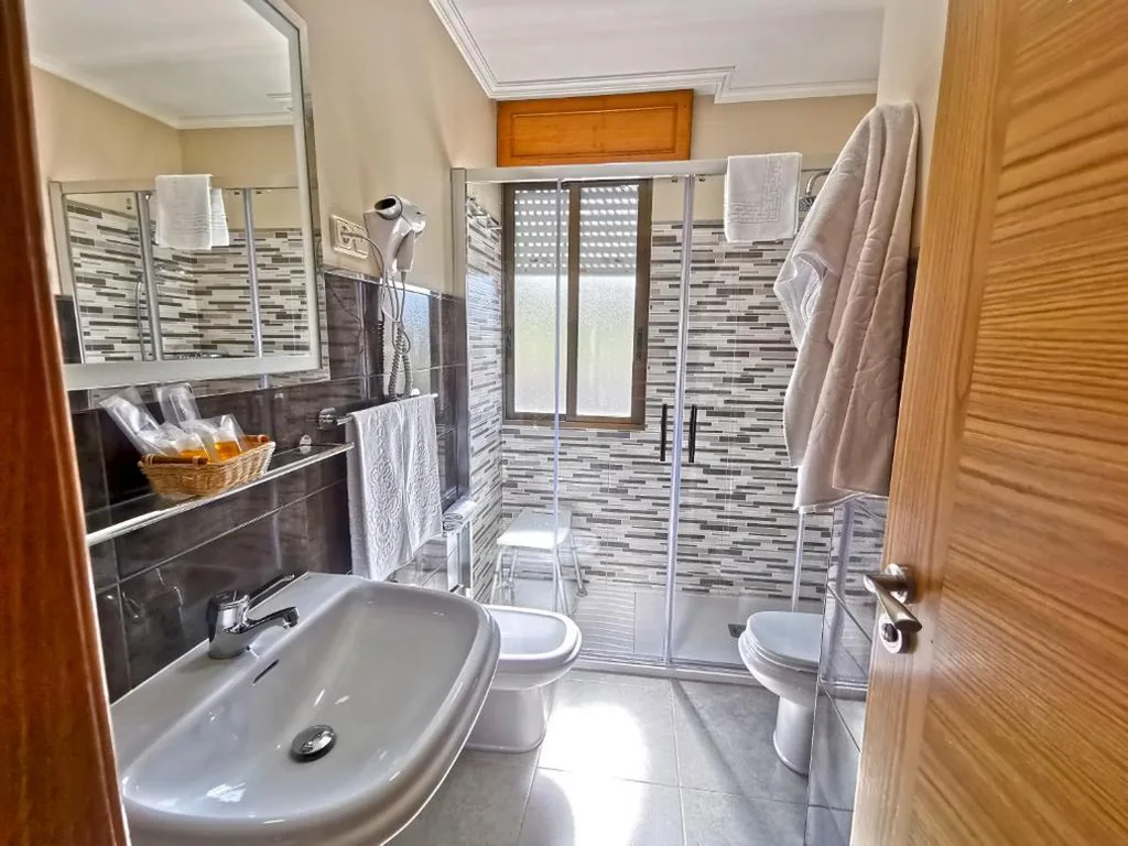 Doppelzimmer mit Aussicht – 2 Betten — Hotel Liñares