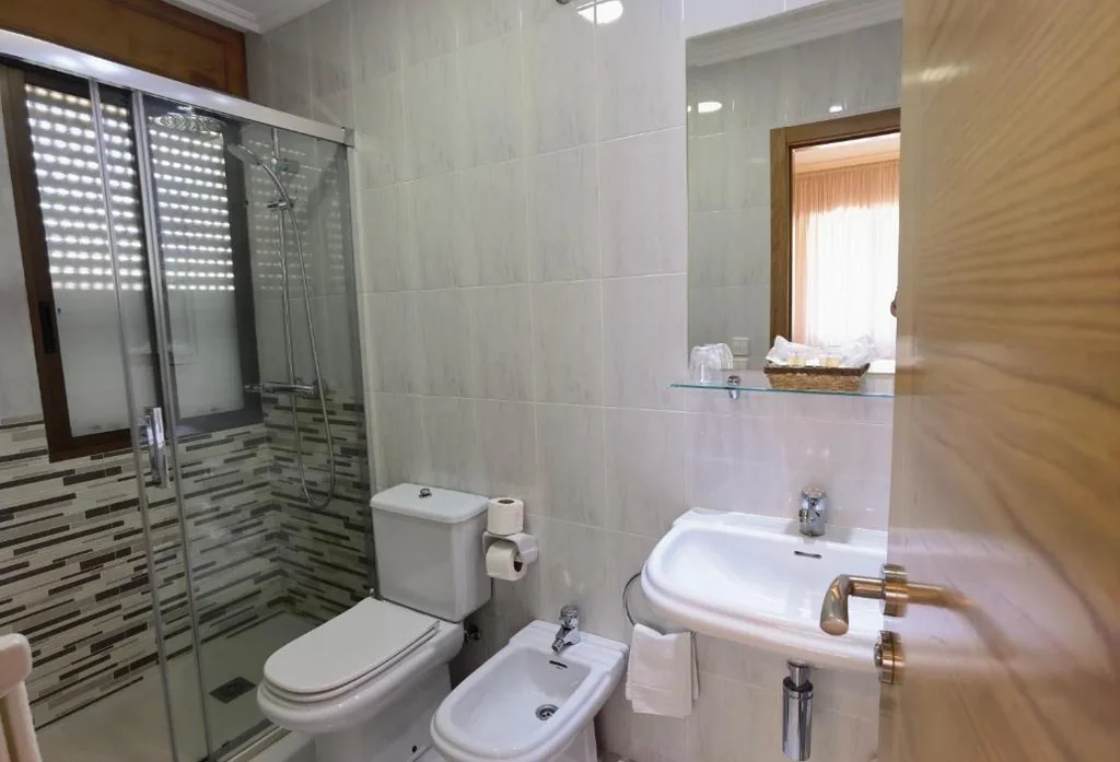 Budget-Doppelzimmer – 2 Betten — Hotel Liñares