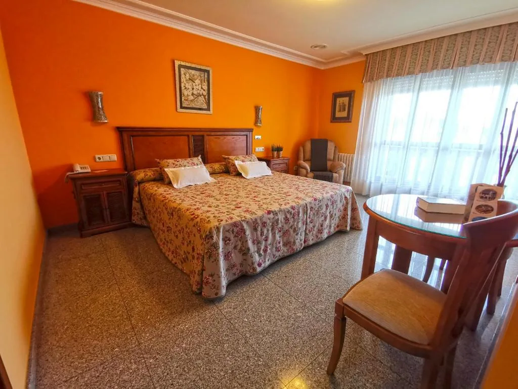 Superior-Doppelzimmer mit Balkon und Aussicht — Hotel Liñares