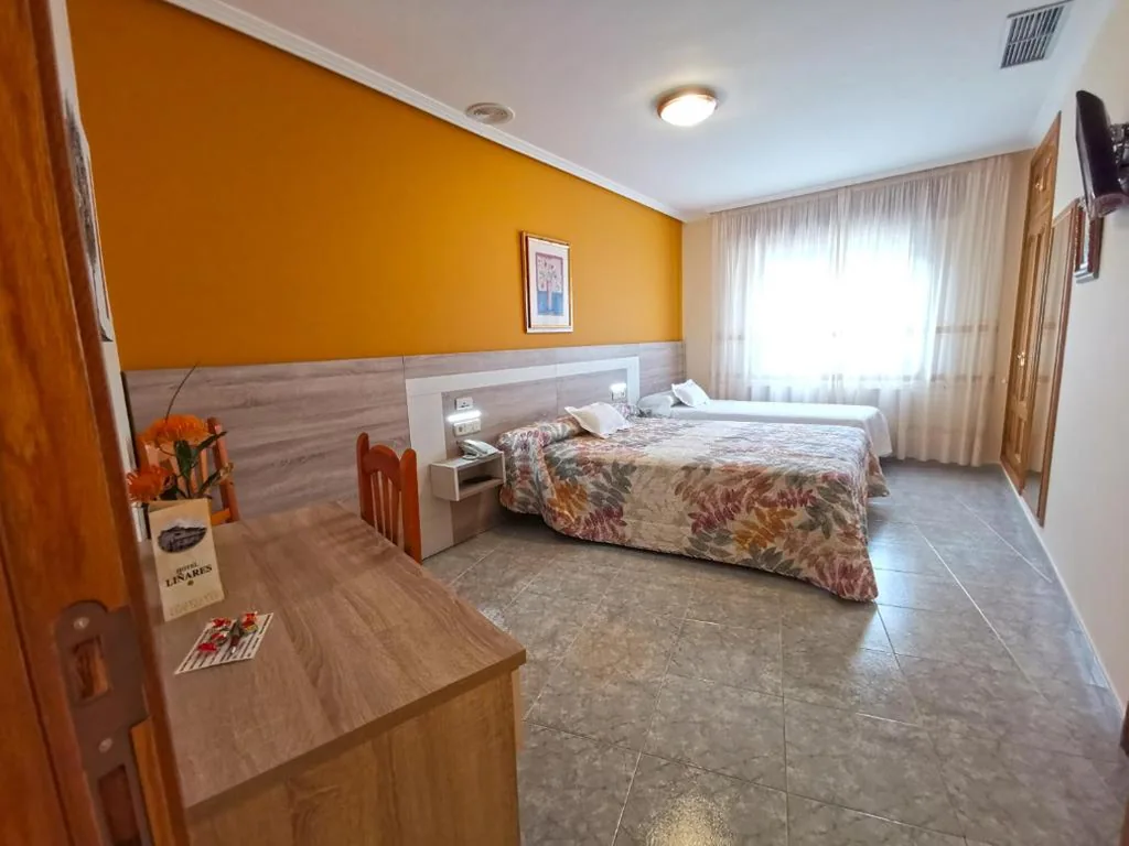 Dreibettzimmer — Hotel Liñares