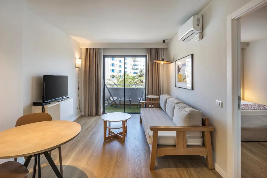 Habitación Doble con zona de cocina (2 adultos + 1 niño) — Hotel LIVVO Anamar Suites