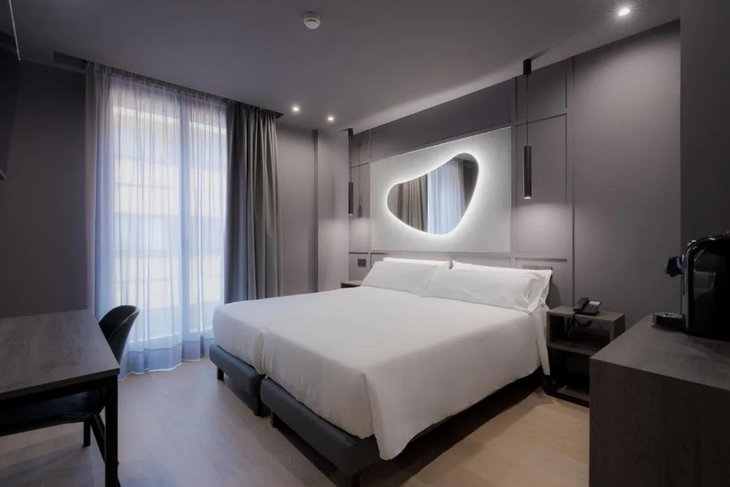 Quarto Duplo com varanda francesa - 1 cama de casal — Hotel LIVVO La Escarlata