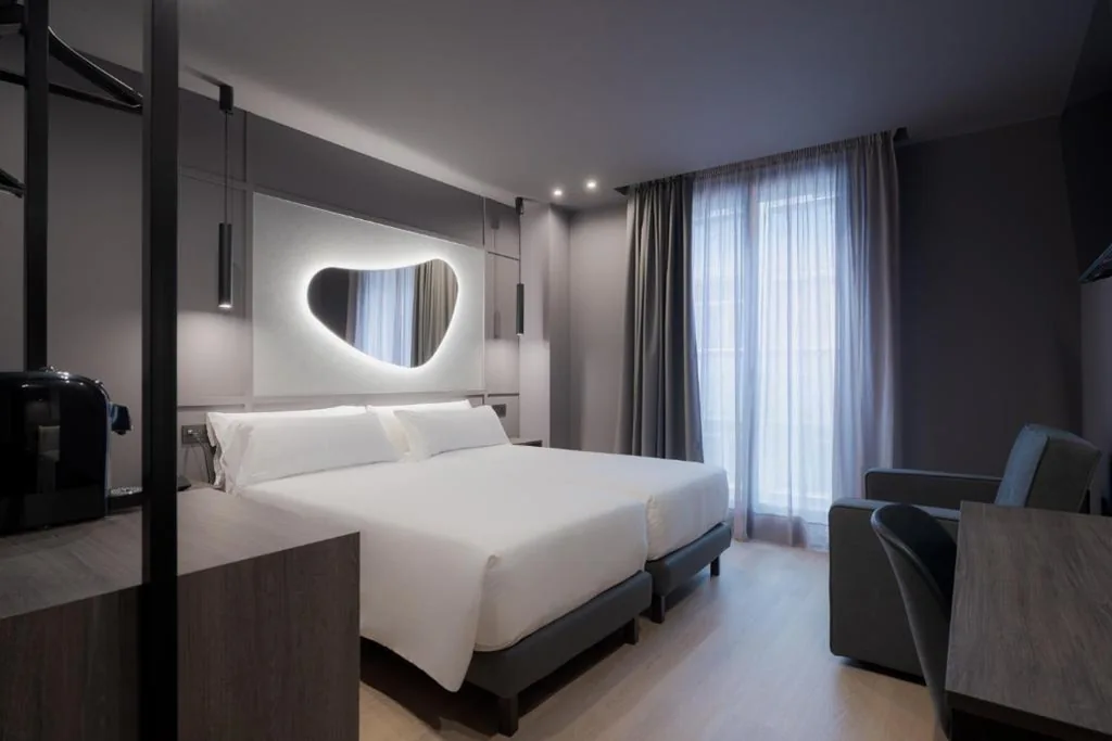 Quarto Familiar com varanda francesa — Hotel LIVVO La Escarlata