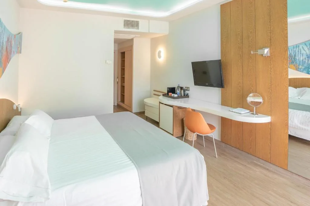 Habitación Doble con terraza y vistas a la piscina (2 adultos y 1 niño) — Hotel LIVVO Puerto de Mogán