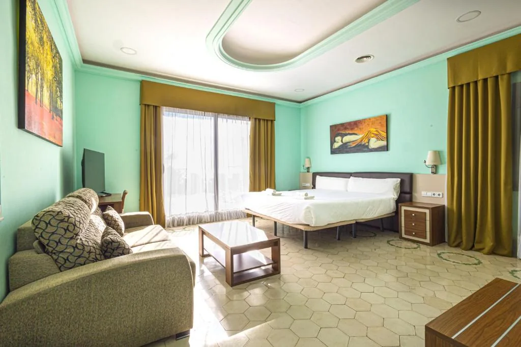 Suite con vasca idromassaggio - Letto king-size — Hotel Llar de Capitans