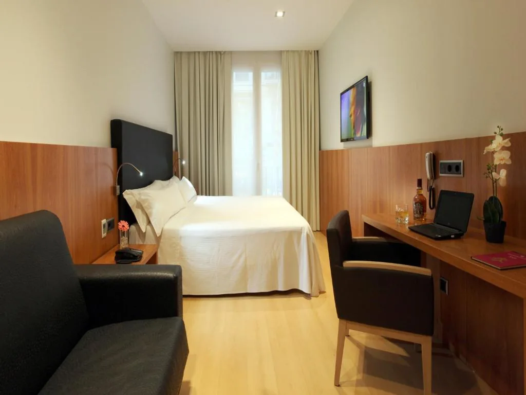 Dreibettzimmer — Hotel Lleó