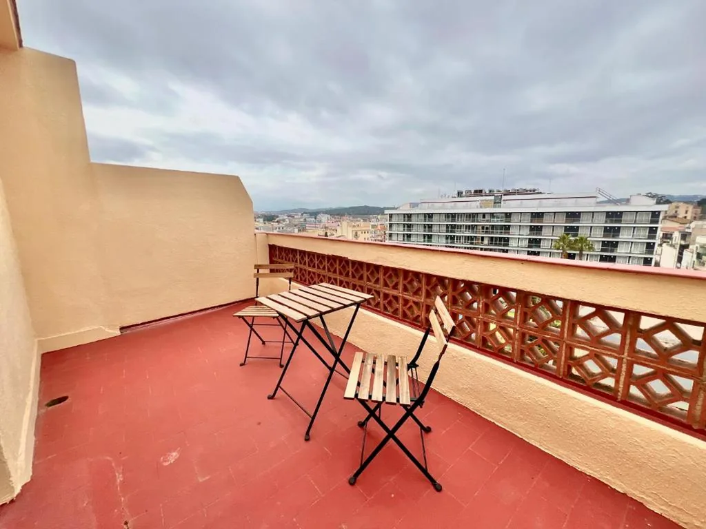 Habitación con cama extragrande y balcón — Hotel LM