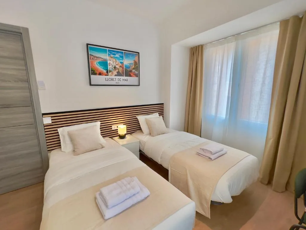 Habitación Doble con baño privado - 2 camas — Hotel LM