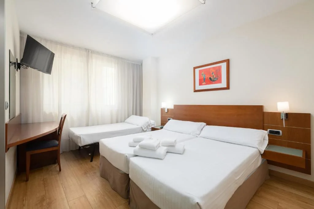 Habitación Triple Clásica — Hotel Longoria Plaza by Pandora Hoteles