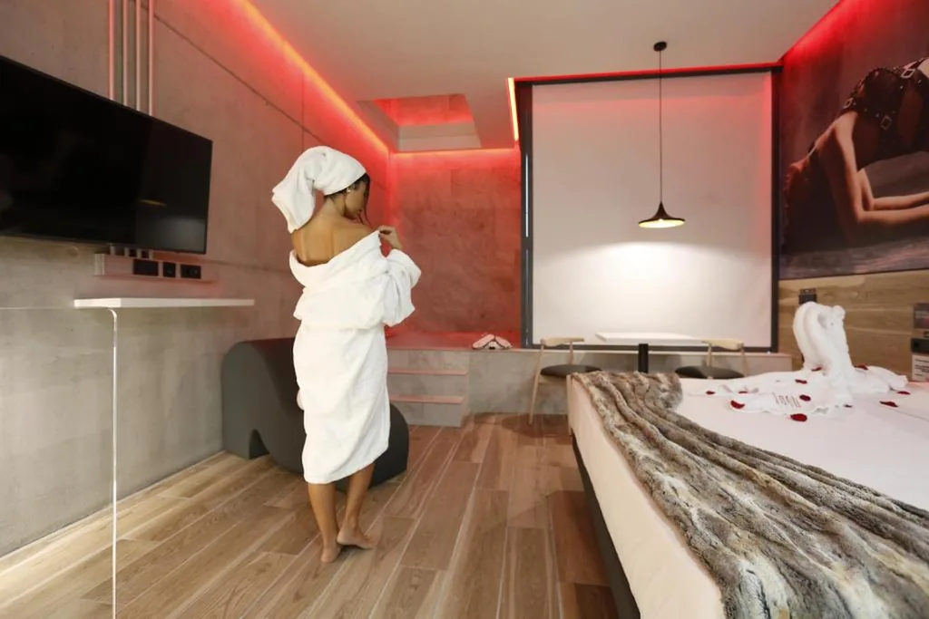 Zimmer mit extragroßem Bett und Whirlpool — Hotel Loob Valencia