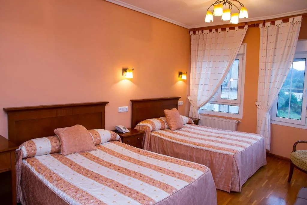 Familienzimmer (2 Erwachsene und 2 Kinder) — Hotel Los 14