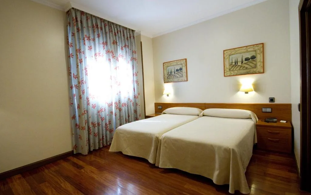 Camera doppia con letto aggiunto e 2 letti — Hotel Los 5 Pinos