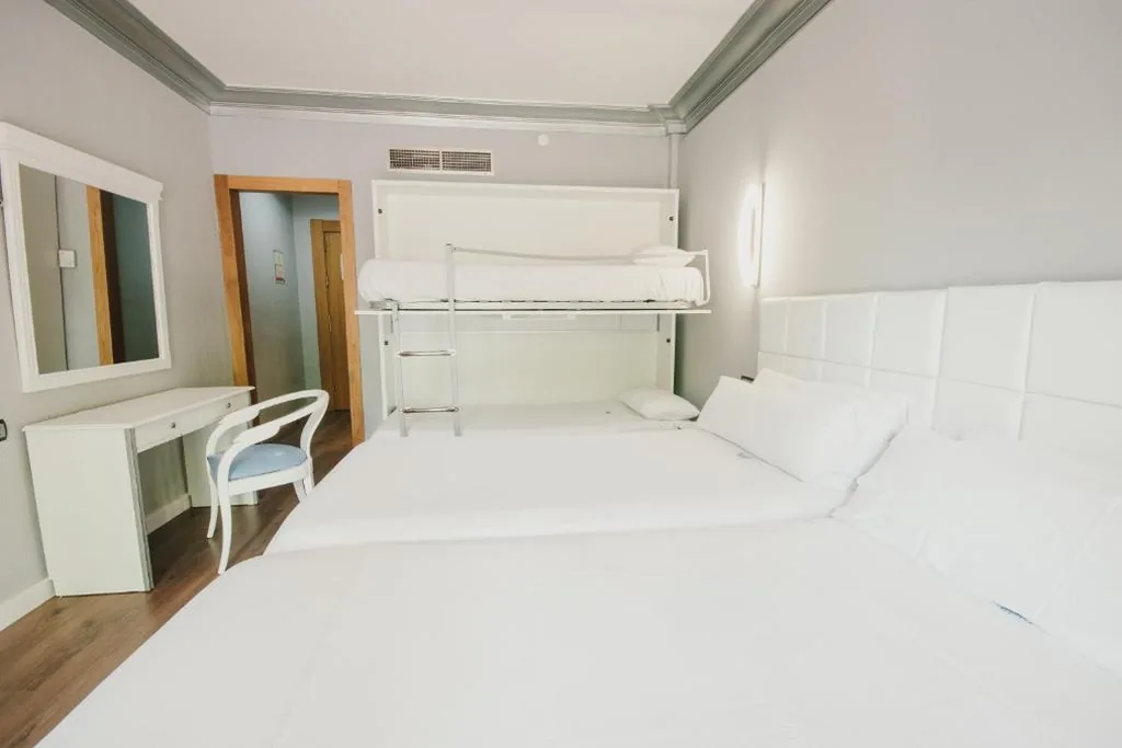 Habitación Triple — Hotel Los Angeles Granada