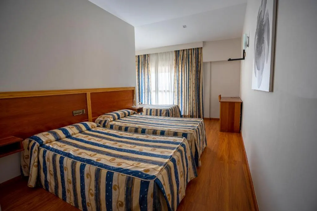 Habitación Triple Clásica — Hotel Los Barruecos