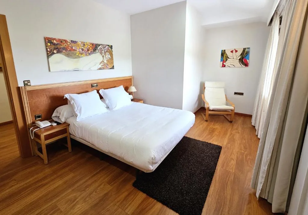 Suite con cama grande — Hotel Los Barruecos
