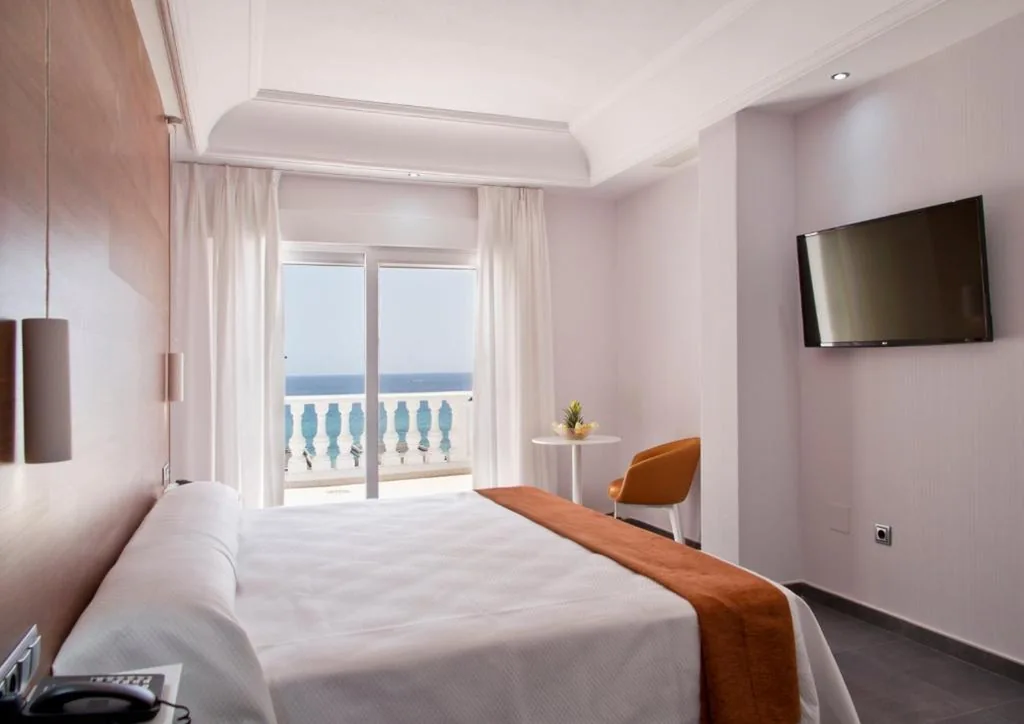バルコニーと海の景色を望むダブルルーム — Hotel Los Delfines