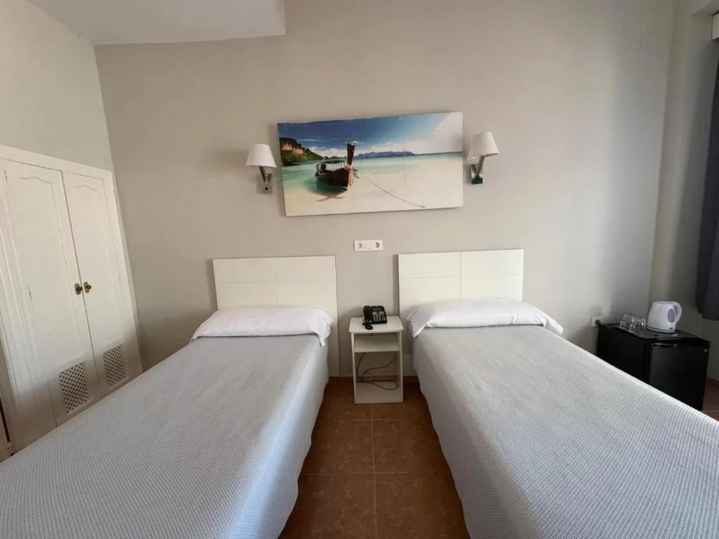 Chambre avec 2 lits simples - Rez-de-chaussée — Hotel Los Jazmines