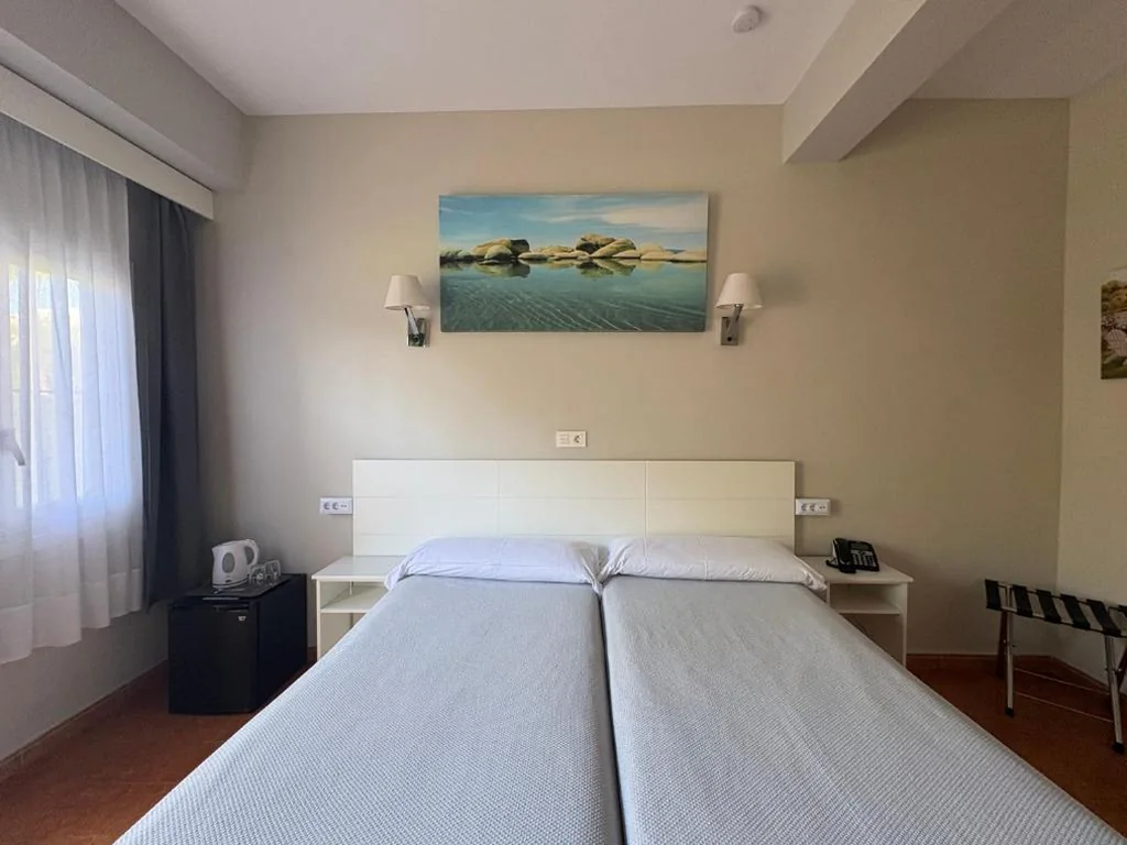 Chambre Double avec terrasse - 2 lits - Rez-de-chaussée — Hotel Los Jazmines