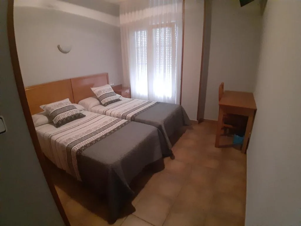 Chambre lits jumeaux avec balcon — Hotel Los Leones, el más cercano a Warner