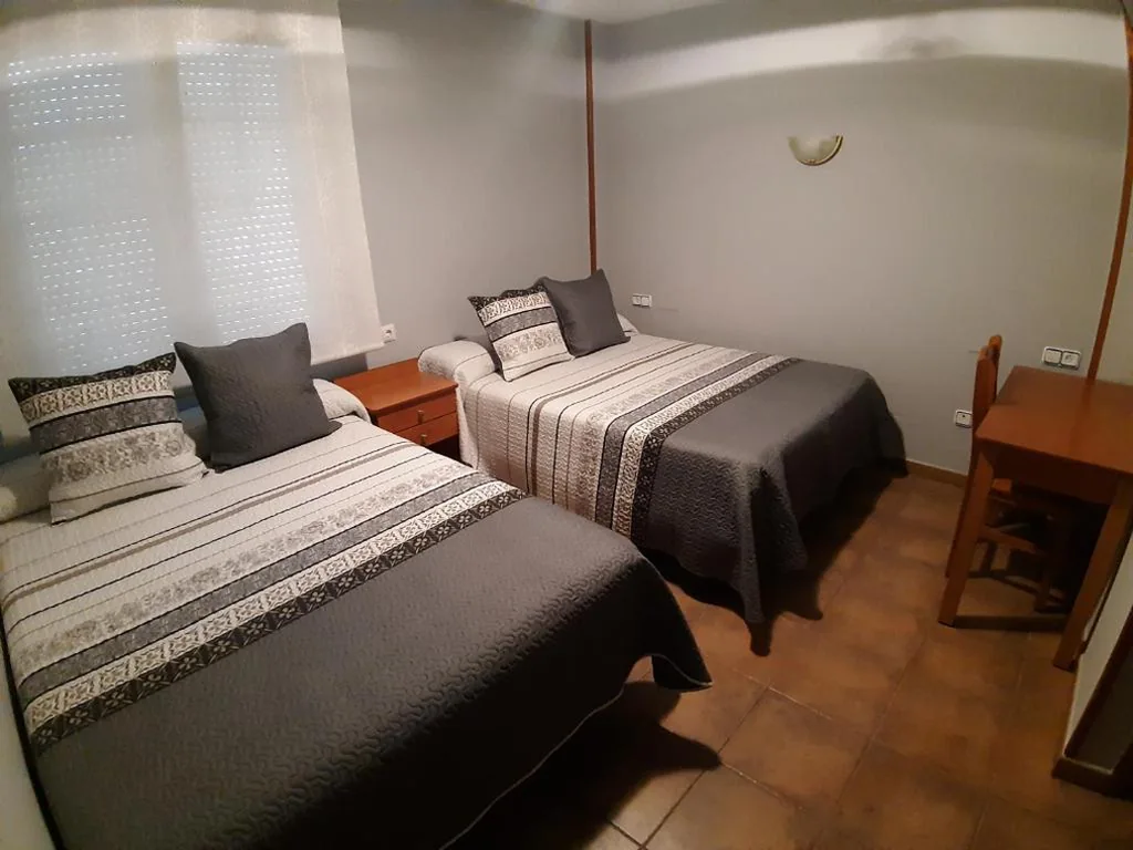 Chambre familiale avec salle de bains — Hotel Los Leones, el más cercano a Warner