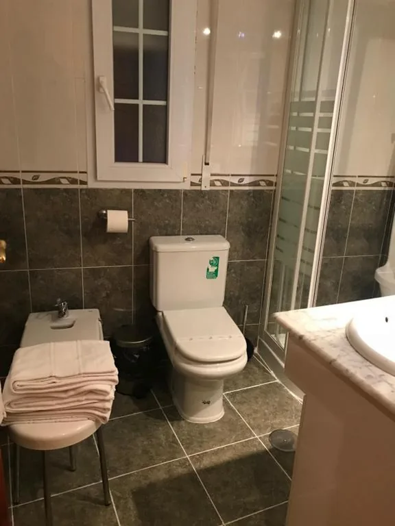 Chambre triple avec douche — Hotel Los Leones, el más cercano a Warner