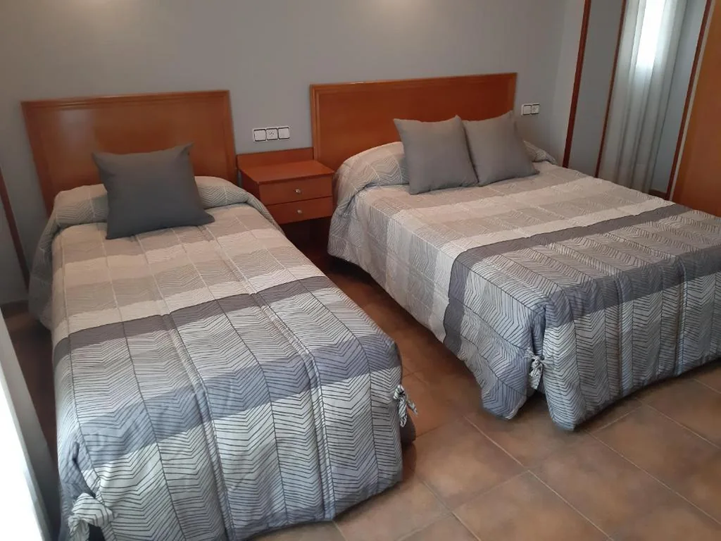 Chambre triple Confort avec douche — Hotel Los Leones, el más cercano a Warner