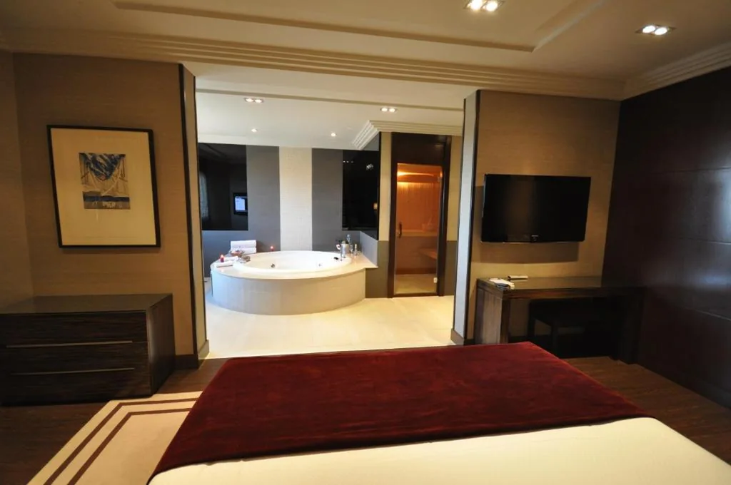 Suite com banheira de hidromassagem e sauna — Hotel Los Peñascales - Adults Only