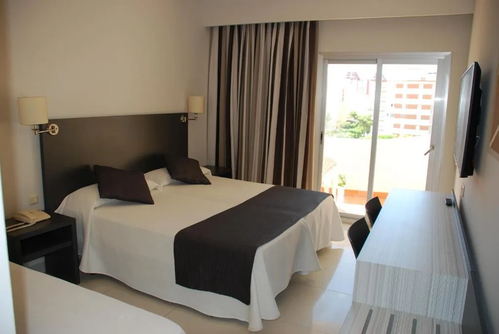 Camera doppia con letto supplementare (2 adulti + 1 bambino) - 2 letti — Hotel Los Robles