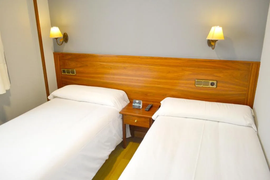 エコノミーダブルルーム - ダブルベッド1台またはシングルベッド2台 — Hotel Los Templarios