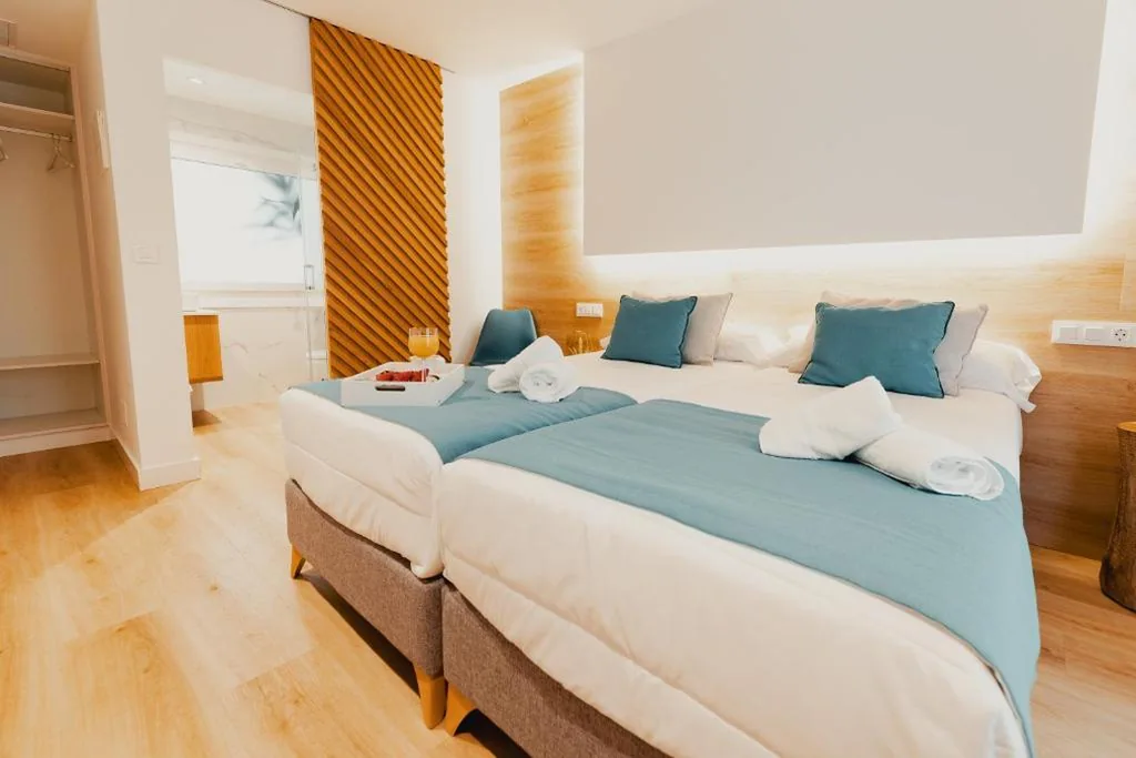 带阳台的双人间 - 双床 — HOTEL LOTUS