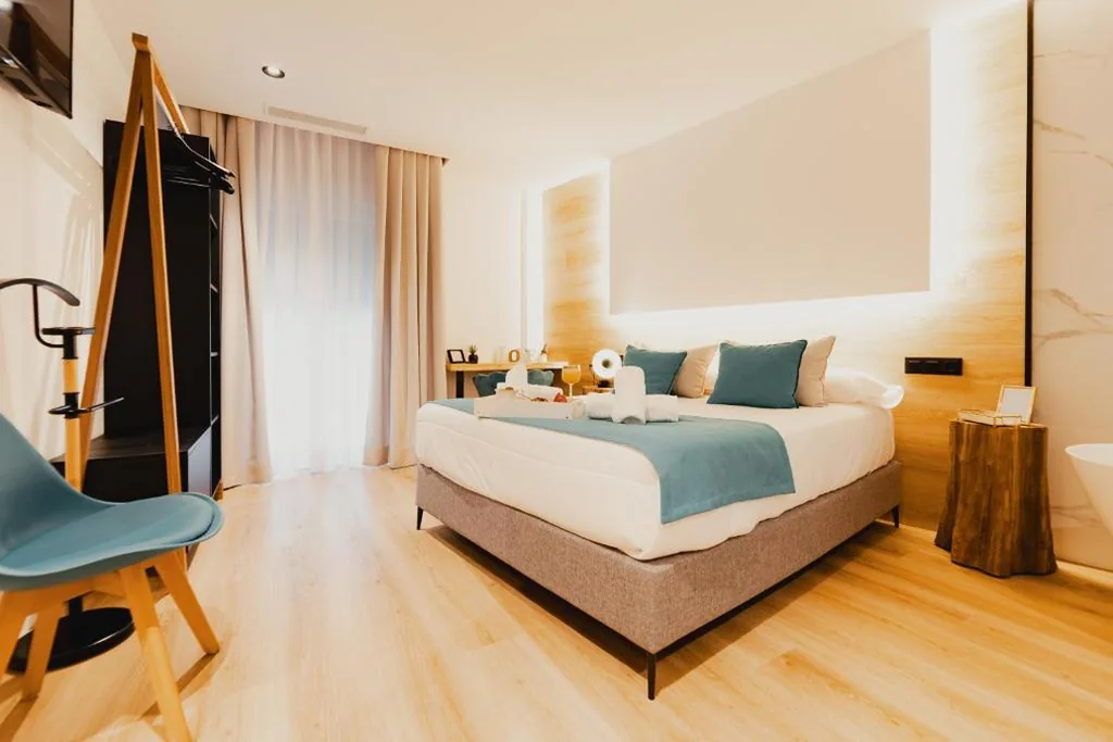 豪华双人间 - 带阳台 - 一张或两张床 — HOTEL LOTUS