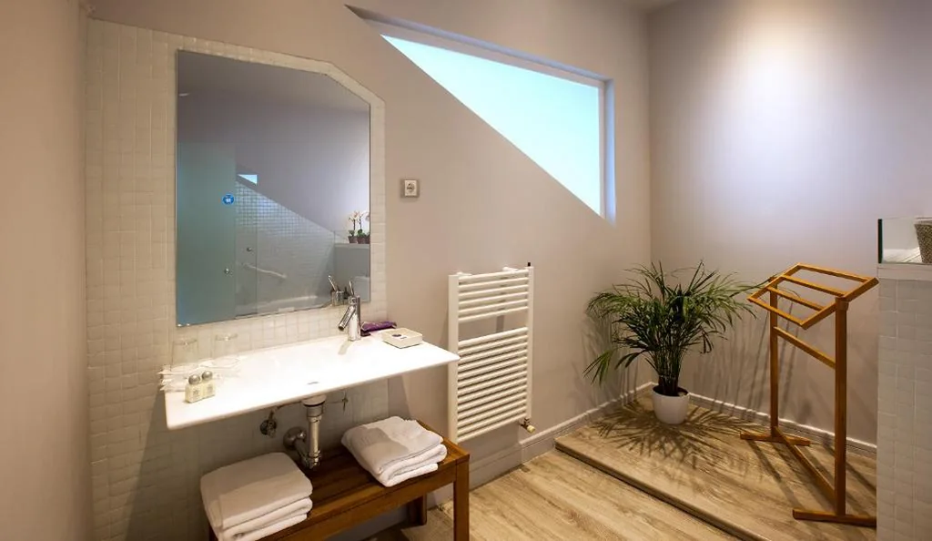 Suite com banheira de hidromassagem e cama grande — Hotel Luces del Poniente