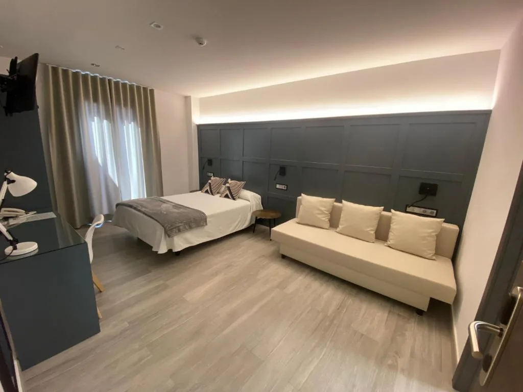 Camera accessibile alle persone con mobilità ridotta - letto matrimoniale — Hotel Lusitania, Centro Ciudad, Parking Privado