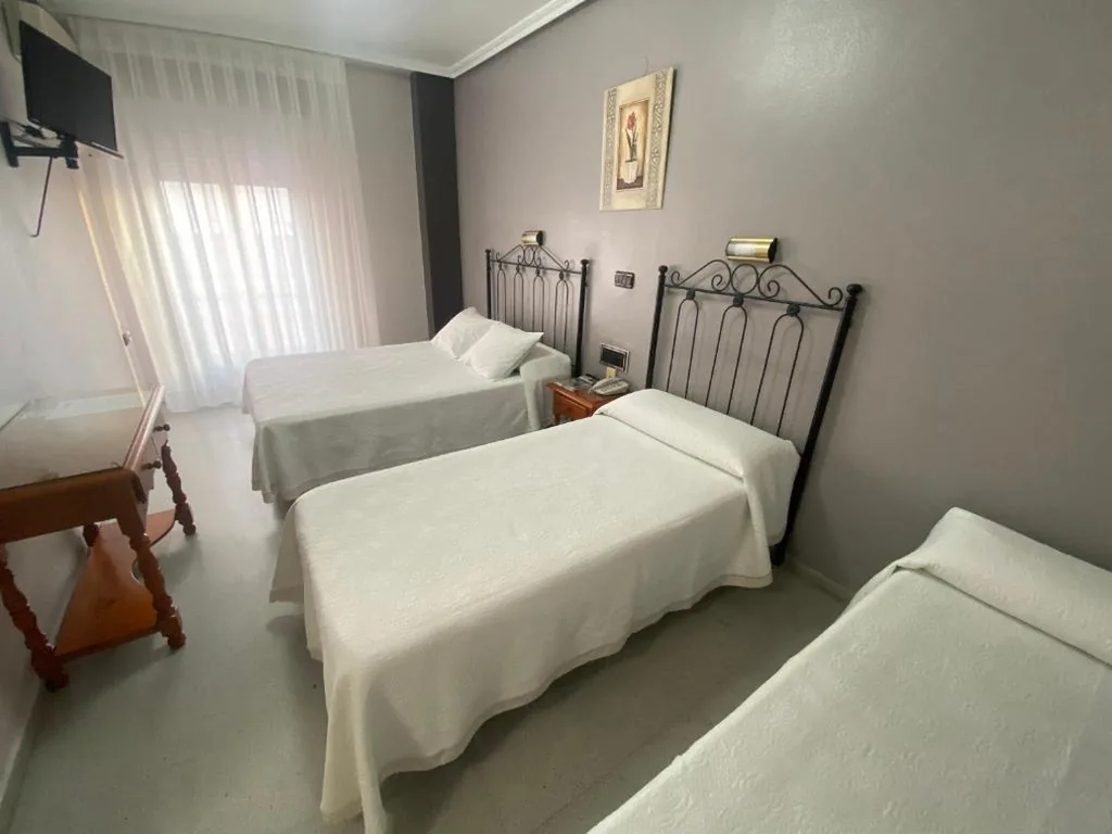 Camera familiare con bagno privato — Hotel Lusitania, Centro Ciudad, Parking Privado