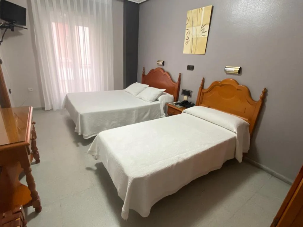 Camera tripla con bagno privato — Hotel Lusitania, Centro Ciudad, Parking Privado