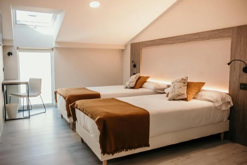 Standaard tweepersoonskamer - 1 of 2 bedden — Hotel Lux Melide