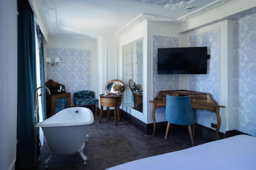 Exklusives Doppelzimmer mit Badewanne und Meerblick — Hotel Luze Boutique San Sebastian