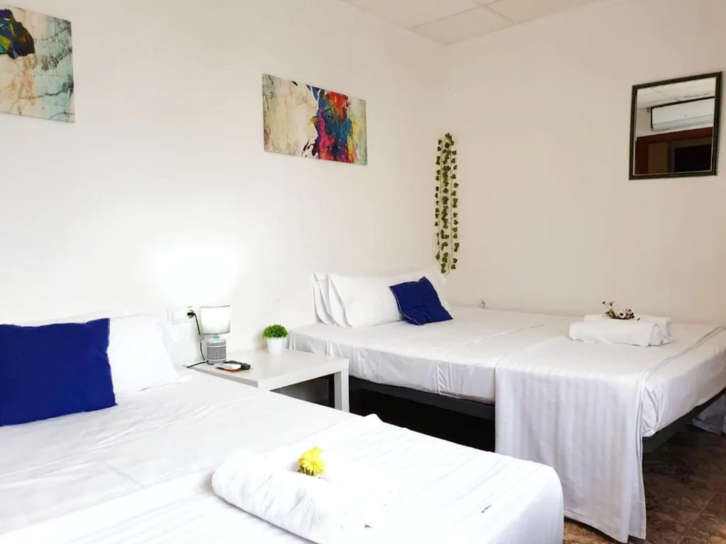 Quarto Quádruplo com casa de banho privativa — Hotel M5 Valencia Aeropuerto