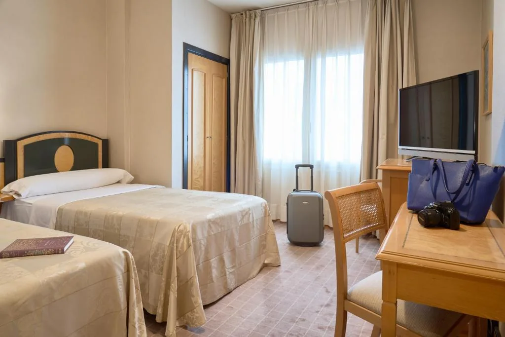エキストラベッド付きダブルルーム（シングルベッド2台またはダブルベッド1台・大人2名＋子ども1名） — Hotel Macià Cóndor