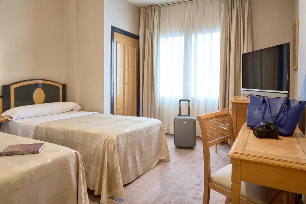 エキストラベッド付きダブルルーム（シングルベッド2台またはダブルベッド1台・大人3名） — Hotel Macià Cóndor