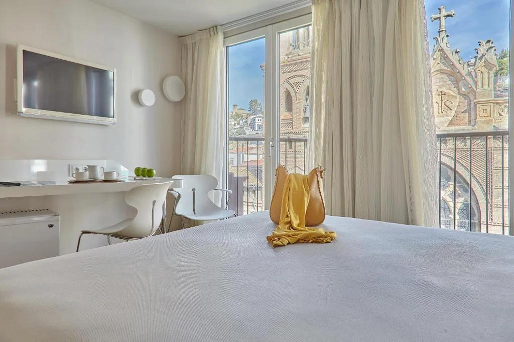 Habitación con cama grande — Hotel Maciá Granada Five Senses Rooms & Suites