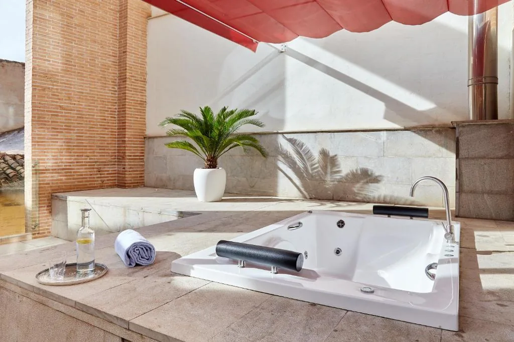 Suite Junior con terraza y bañera de hidromasaje — Hotel Maciá Granada Five Senses Rooms & Suites