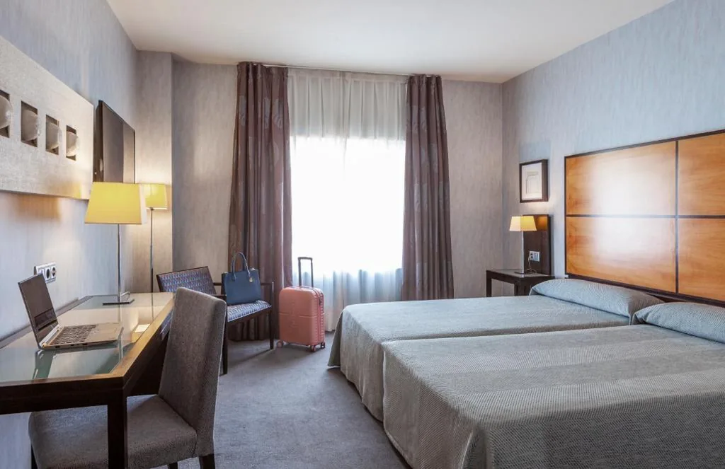 Tweepersoonskamer met extra bed (3 volwassenen) — Hotel Macià Real De La Alhambra