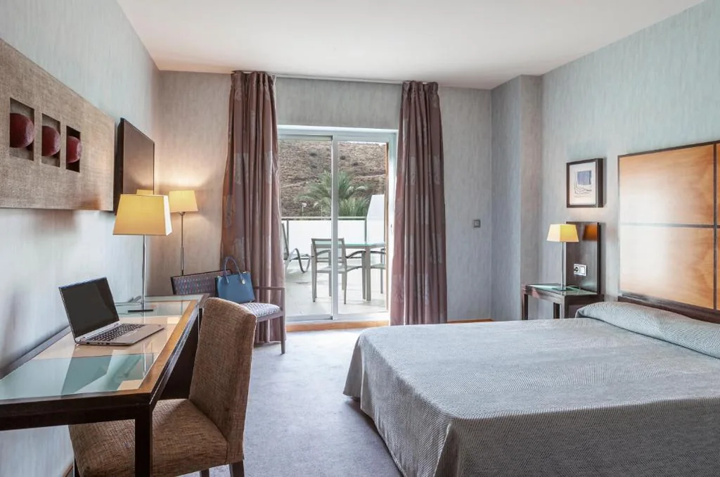 Tweepersoonskamer met eigen terras - 2 bedden — Hotel Macià Real De La Alhambra